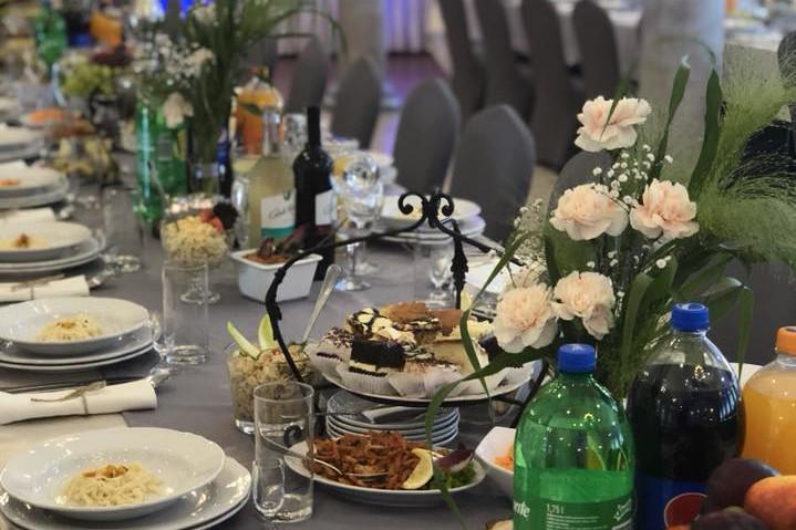 Udekorowany stół na przyjęciu weselnym